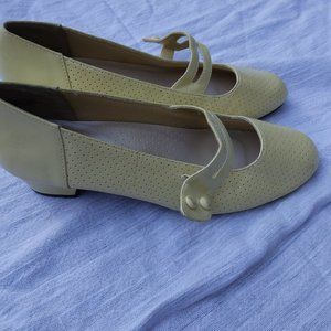 Vintage Annie Shoes, Yellow, size 8.5